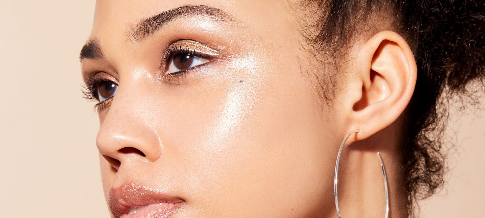 How Girls With Oily Skin Can Still Use Highlighter | peacecommission ...