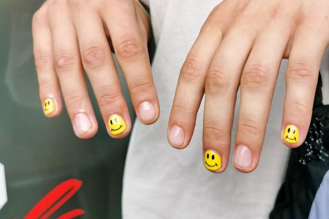 Funky nailart smiley face Yin Yang glitter holographic daisy daisies |  Trendy nail art, Nail art, Trendy nails