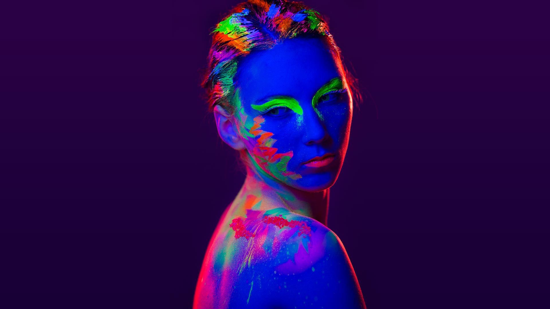 Try This Vibrant Glow-In-The-Dark Makeup Look - L'Oréal Paris