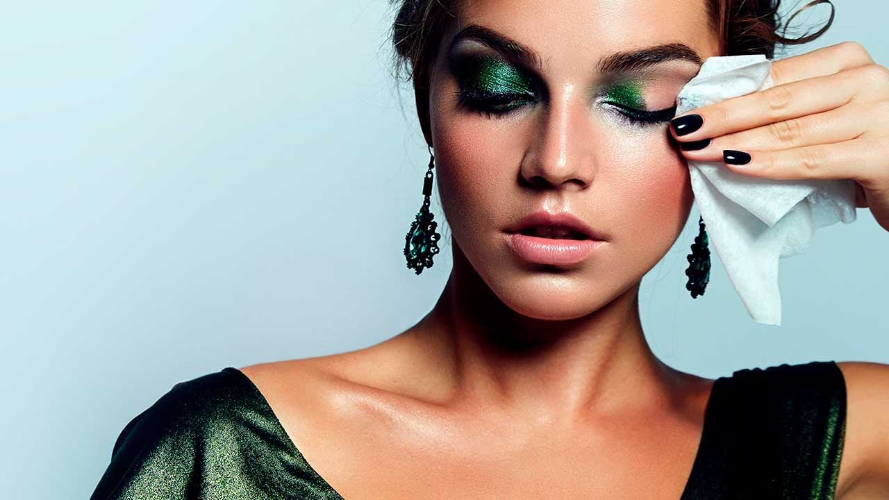 The Right Way to Remove Eye Makeup - L'Oréal Paris