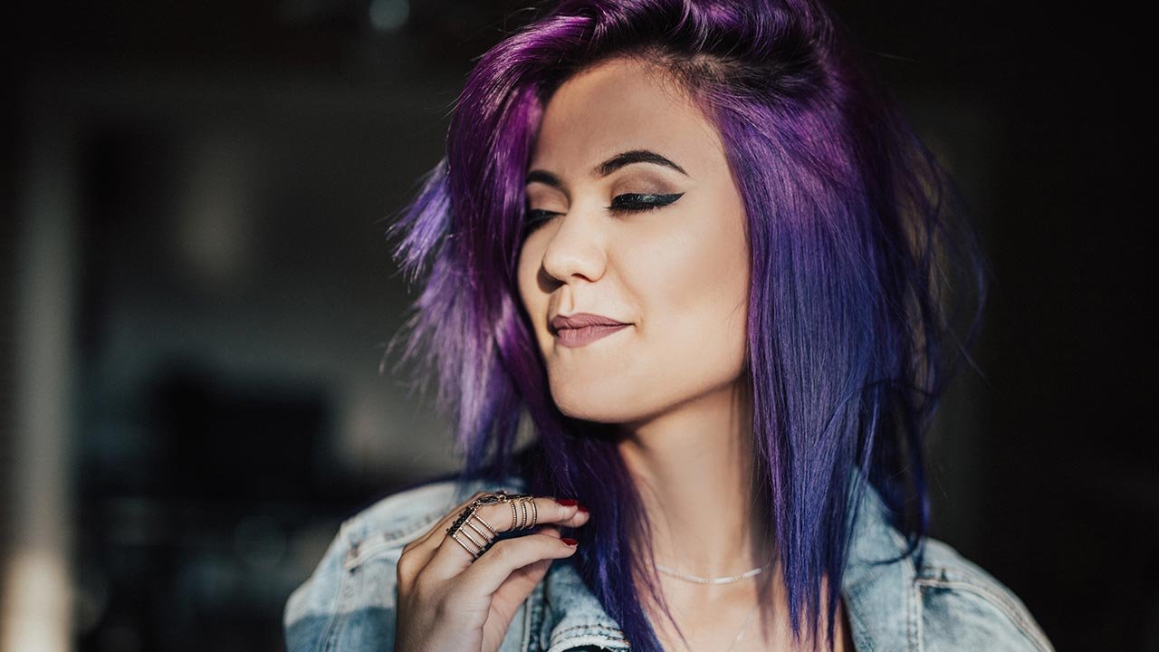 https://www.lorealparisusa.com/-/media/project/loreal/brand-sites/oap/americas/us/beauty-magazine/articles/purple-hair-for-every-skin-tone/loreal-paris-bmag-article-the-best-purple-hair-color-for-your-skin-tone-d.jpg